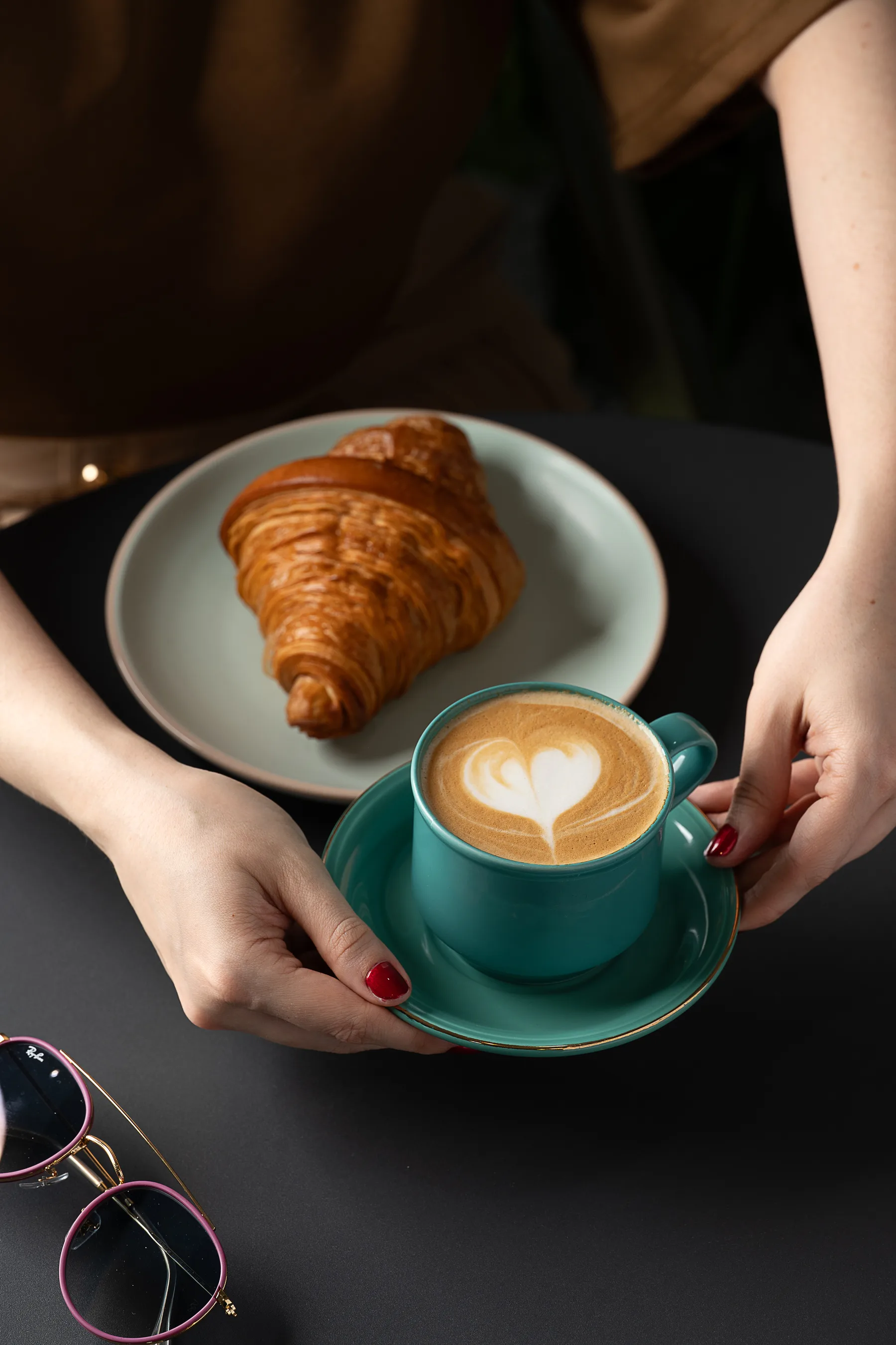 Cappuccino servido con acompañante